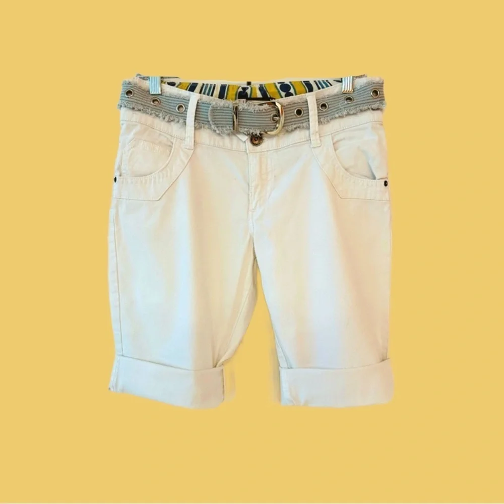 LEVI’S ONE TRUE FIT ~ white denim shorts w/light wash frayed jean belt size 10P